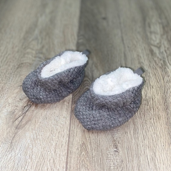 Old Navy Baby Slippers Quilted 3-6 Months Gray - Picture 11 of 13